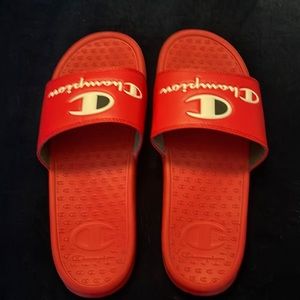 Woman’s slide champion size medium